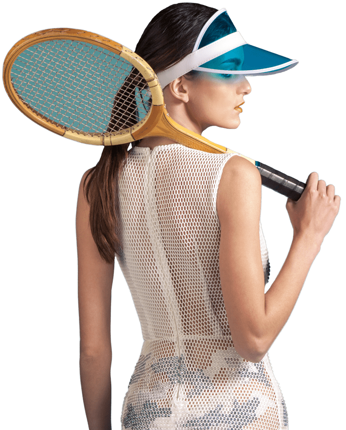 Femme tenant une raquette de tennis vintage, habillée de manière stylée.