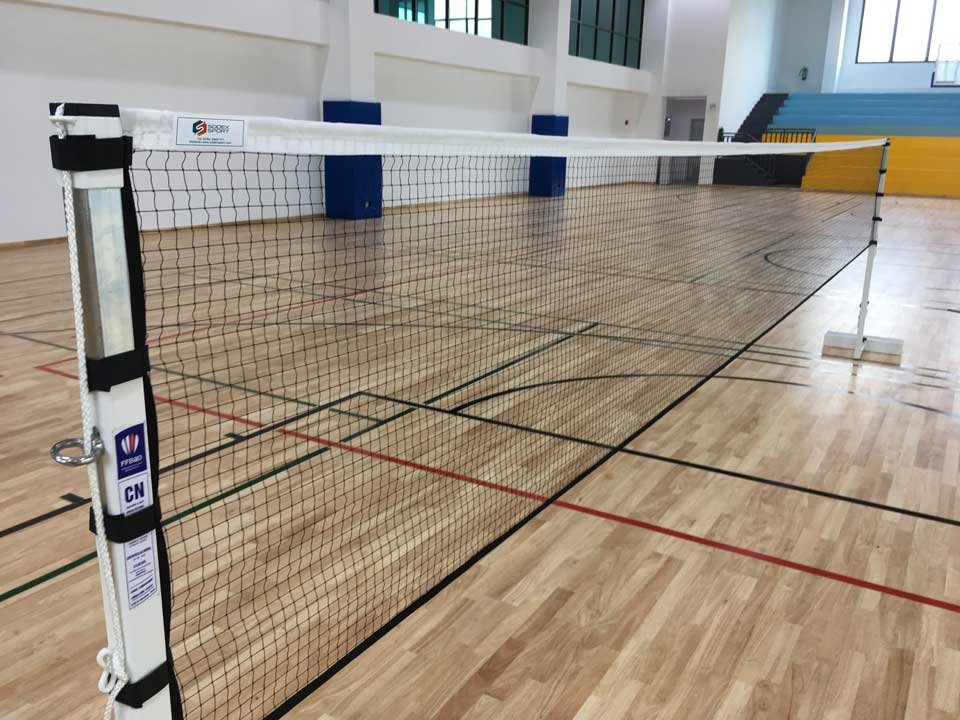 Filet de volleyball installé dans un gymnase intérieur.